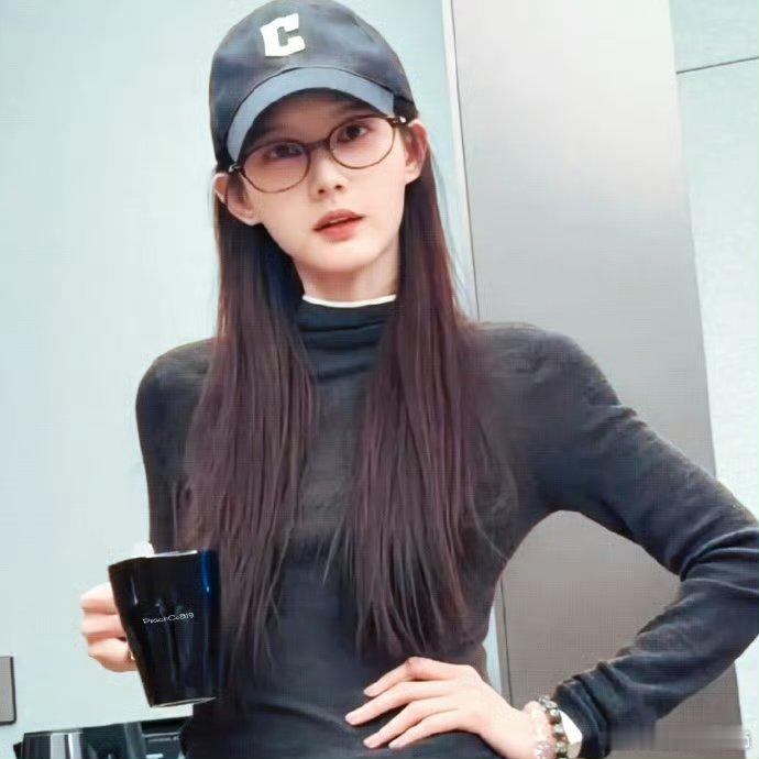 李一桐 快点打车回家我报销 救命！李一桐半夜接机心疼粉丝让打车回家她报销，还实打