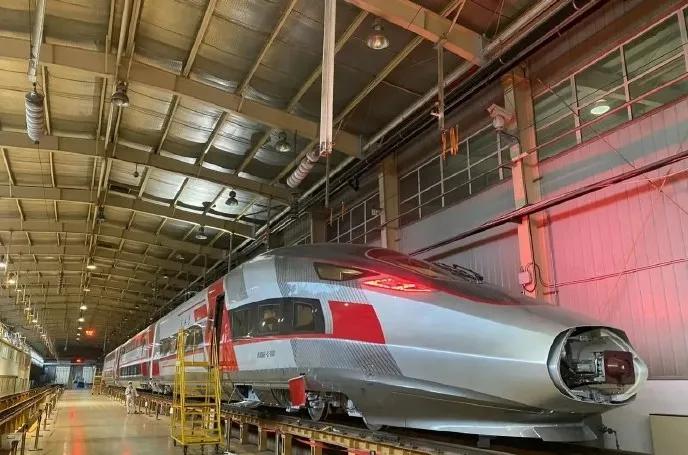 中国高铁双层型的验证车，据说内部车厢做了全新设计，运载人数将大大增加，看起来非常