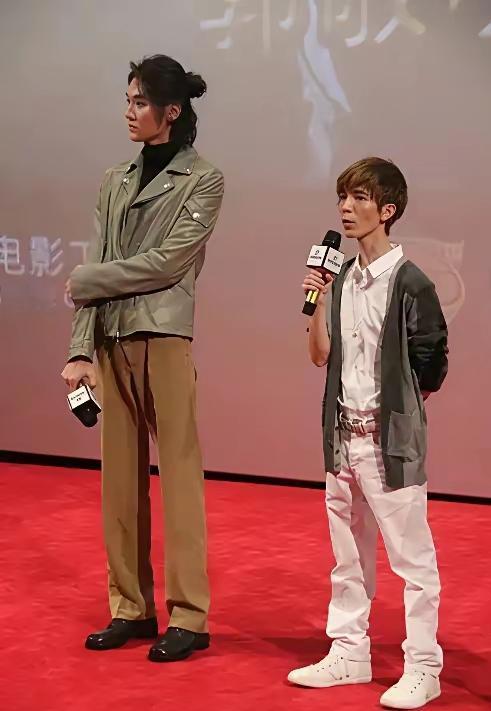 郭敬明曾经也是出名的作家，
跟韩寒齐名，
如今韩寒混的风生水起，
事业有成，
可