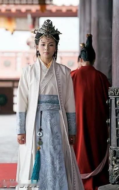 榜1榜2的女装林奚因为医女身份，造型是这里面最能看的了 