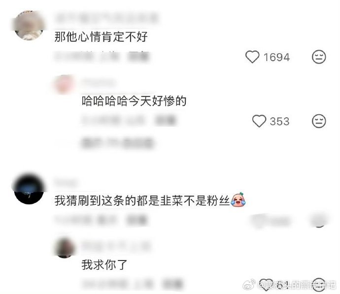 敖瑞鹏看股票敖瑞鹏片场看股票敖瑞鹏片场看股票的画面好有生活感！工作时全力以赴打磨