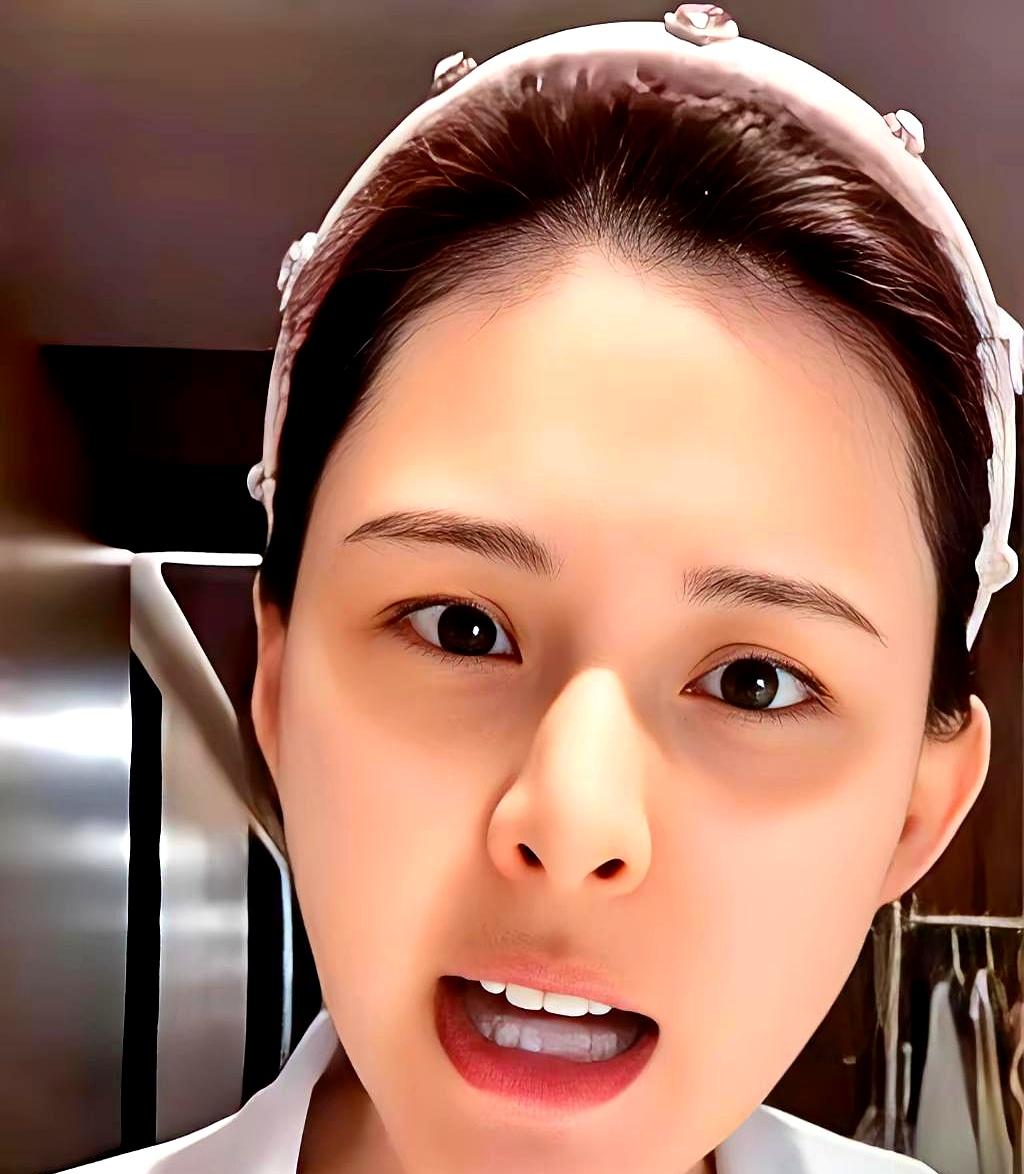 同样是前任，一个在网上声嘶力竭地翻旧账，另一个却把给娃洗澡拍成了时尚大片，这格局