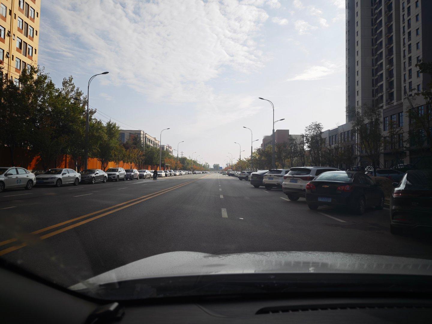 一条街停满了车，没画一个车位，这样的路多的是。 ​​​