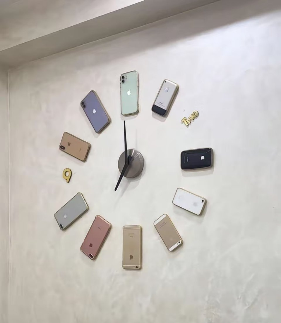 这个钟的细节，可能只有果粉和 iPhone 老用户才能看懂[嘻嘻] ​​​