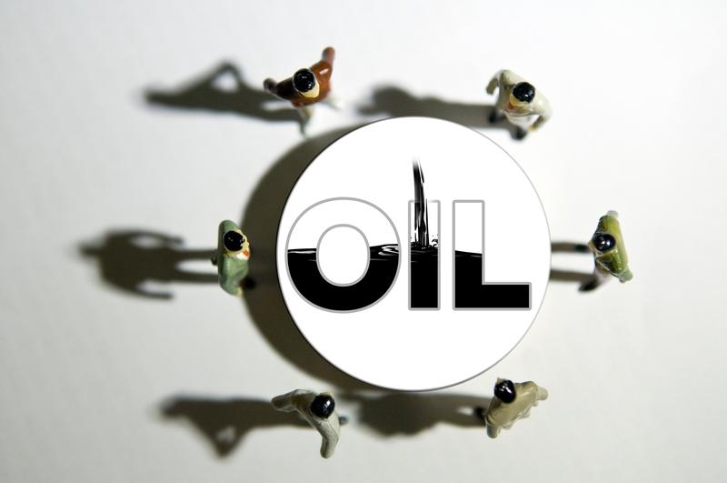 原油价格飙升对全球经济影响巨大。2026年霍尔木兹海峡航运受阻，布伦特原油一度破