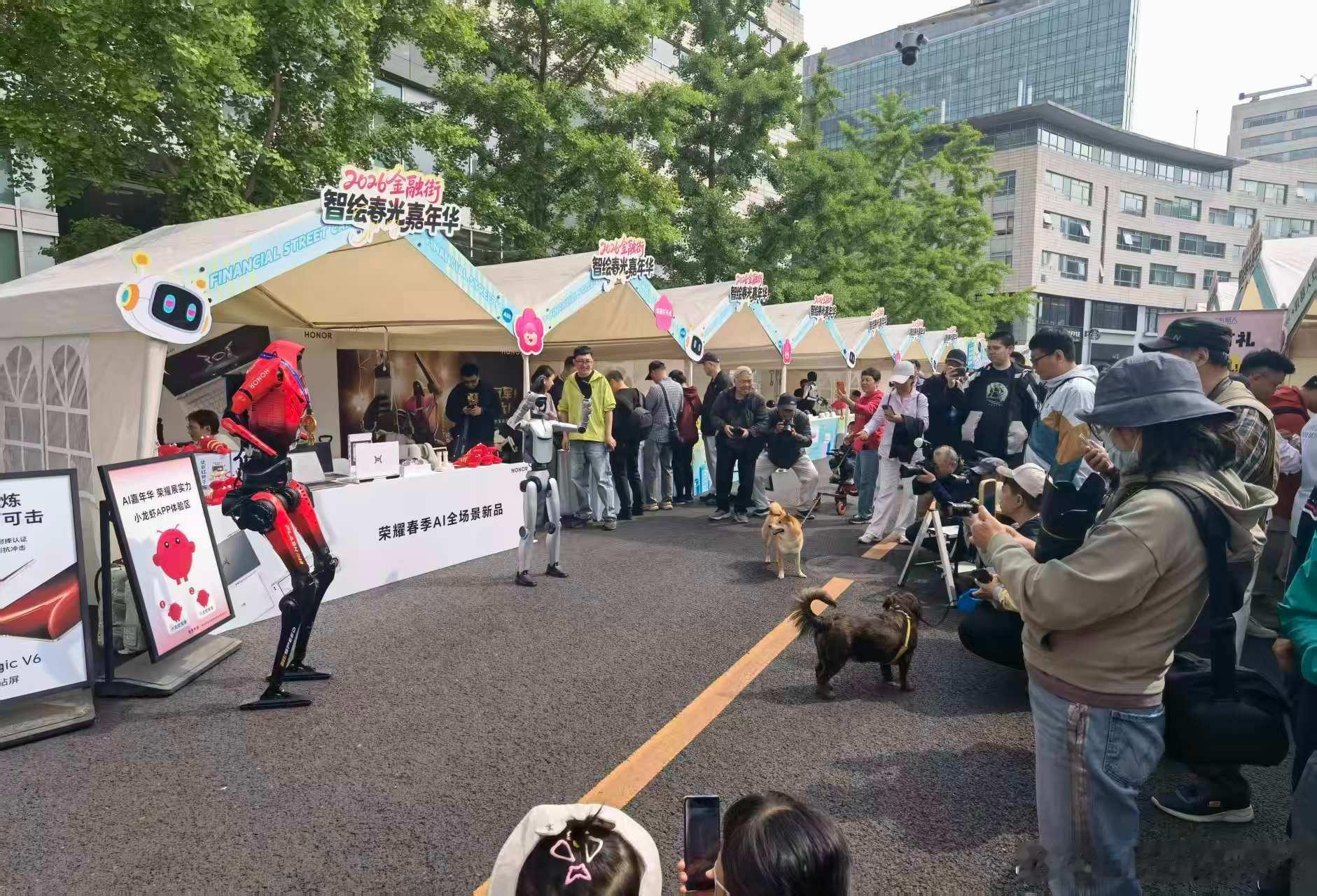 荣耀机器人夺冠后首次亮相 最近真是到处能看到荣耀机器人的身影~这不前几天闪电刚在