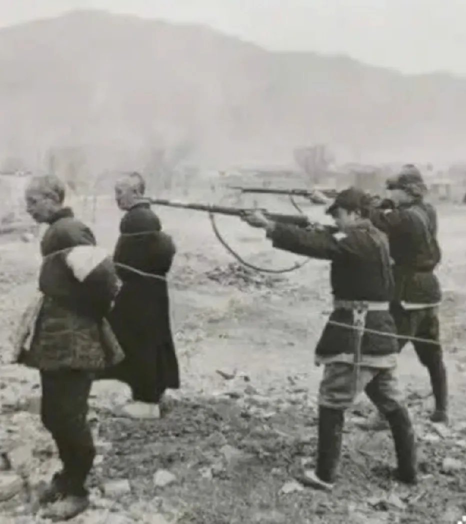 1945年河北张家口，两名伪军被枪决时的一幕，当国家面临危机时许多人挺身而出，有