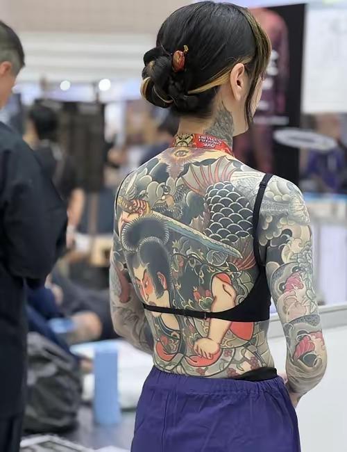 最近国内一场纹身展，因为一位女性选手直接“引爆”舆论场！纹身这事儿，虽说被不少人