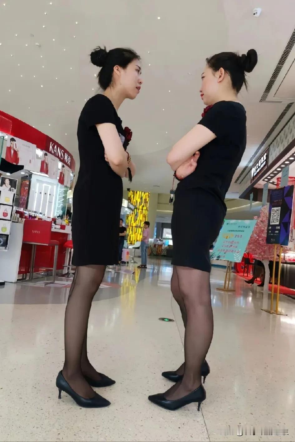 #细腿是否更迷人#光腿细还不行，还必须配黑丝，那才迷人！[星星眼]