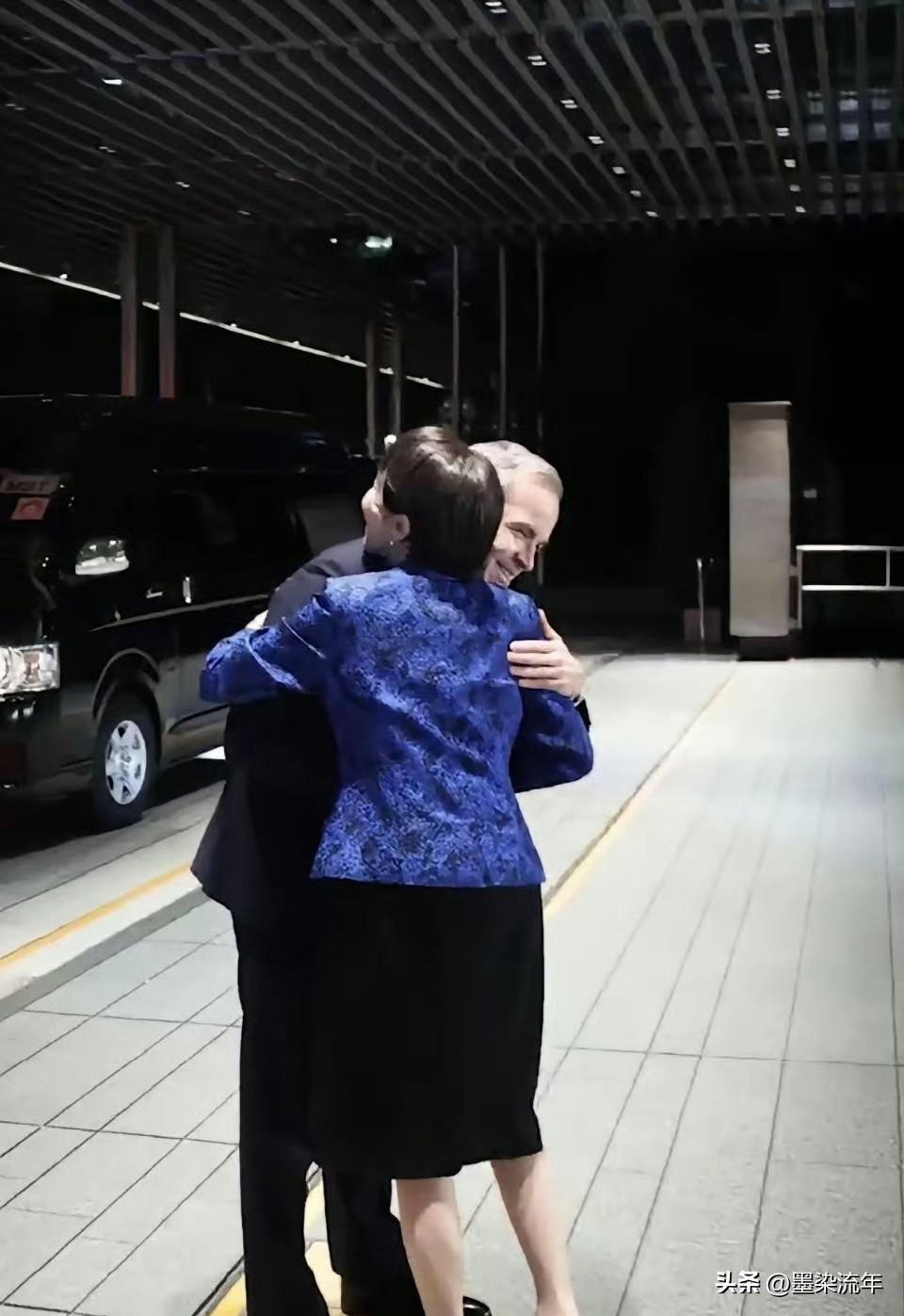 日本拉上加拿大搞小动作！加拿大总理刚访日，高市当场见面直接扑怀，姿态拉满。反复念