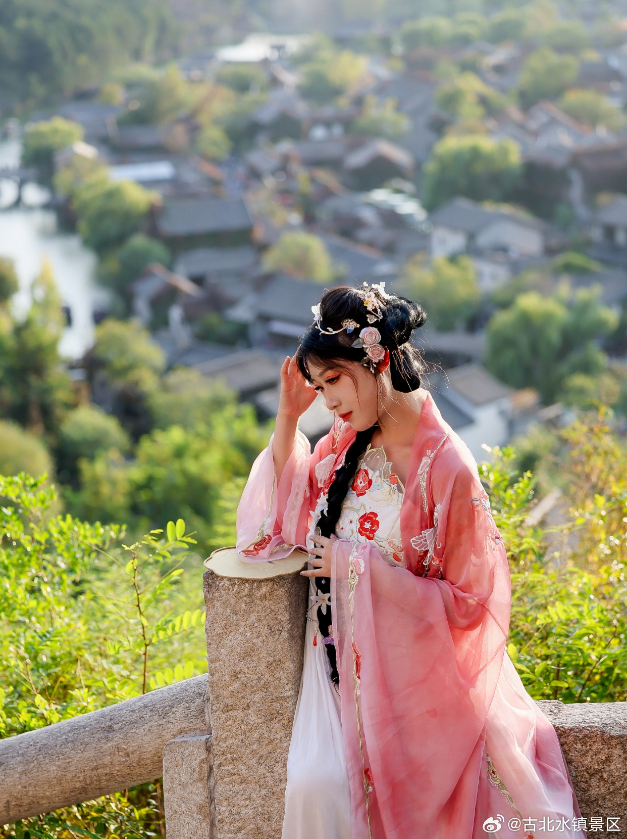 光不会主动洒向你，但你可以成为自己的太阳，热烈而坚定，永远有力量。早安，宝子们～