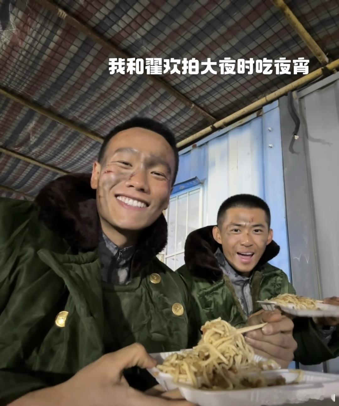 翟宇佳内娱服兵役看《蛟龙行动（特别版）》被翟宇佳圈粉！军装造型超亮眼，演军人又热