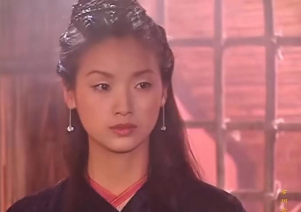 吴倩莲版小龙女当年因为黑衣造型被狠狠吐槽，但现在回过头来看，吴倩莲的气质很清冷，