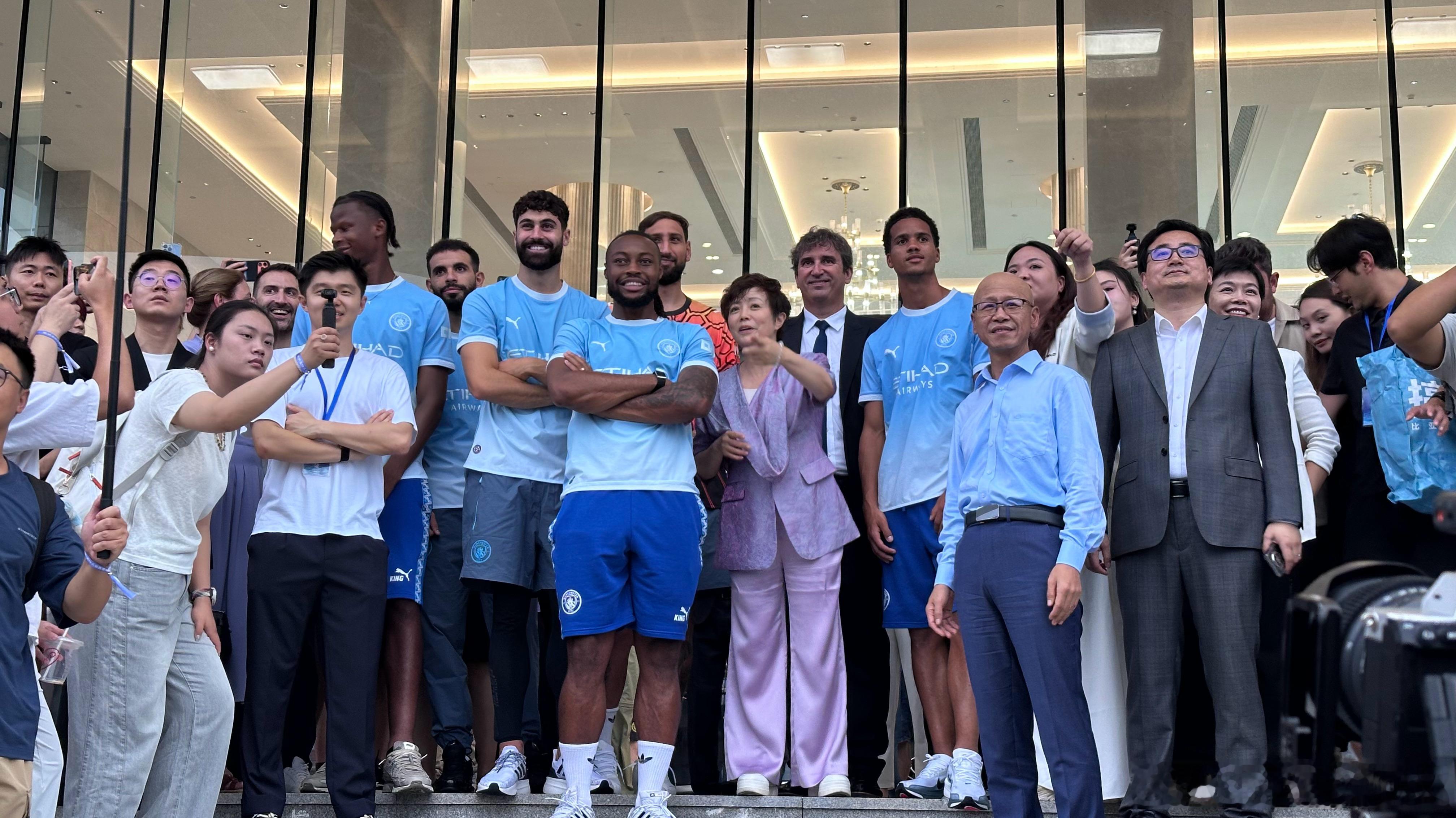 这几个外国老哥感觉很会踢球的样子比亚迪作为曼城队俱乐部的顶级赞助商，这个彩蛋是我