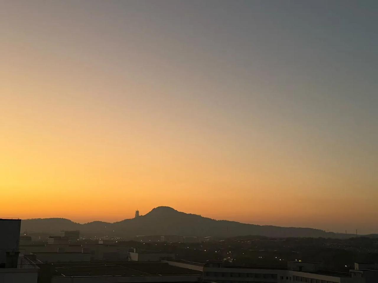 夜幕降临前的瑰丽霞光
（南京大成律师事务所张主任）
今日天气定然晴好，愿来年各行