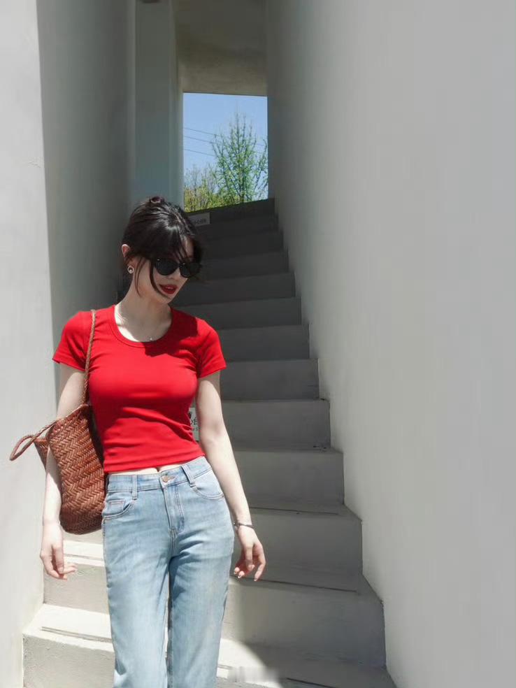 鞋子和上衣红得很鲜艳 ​​​