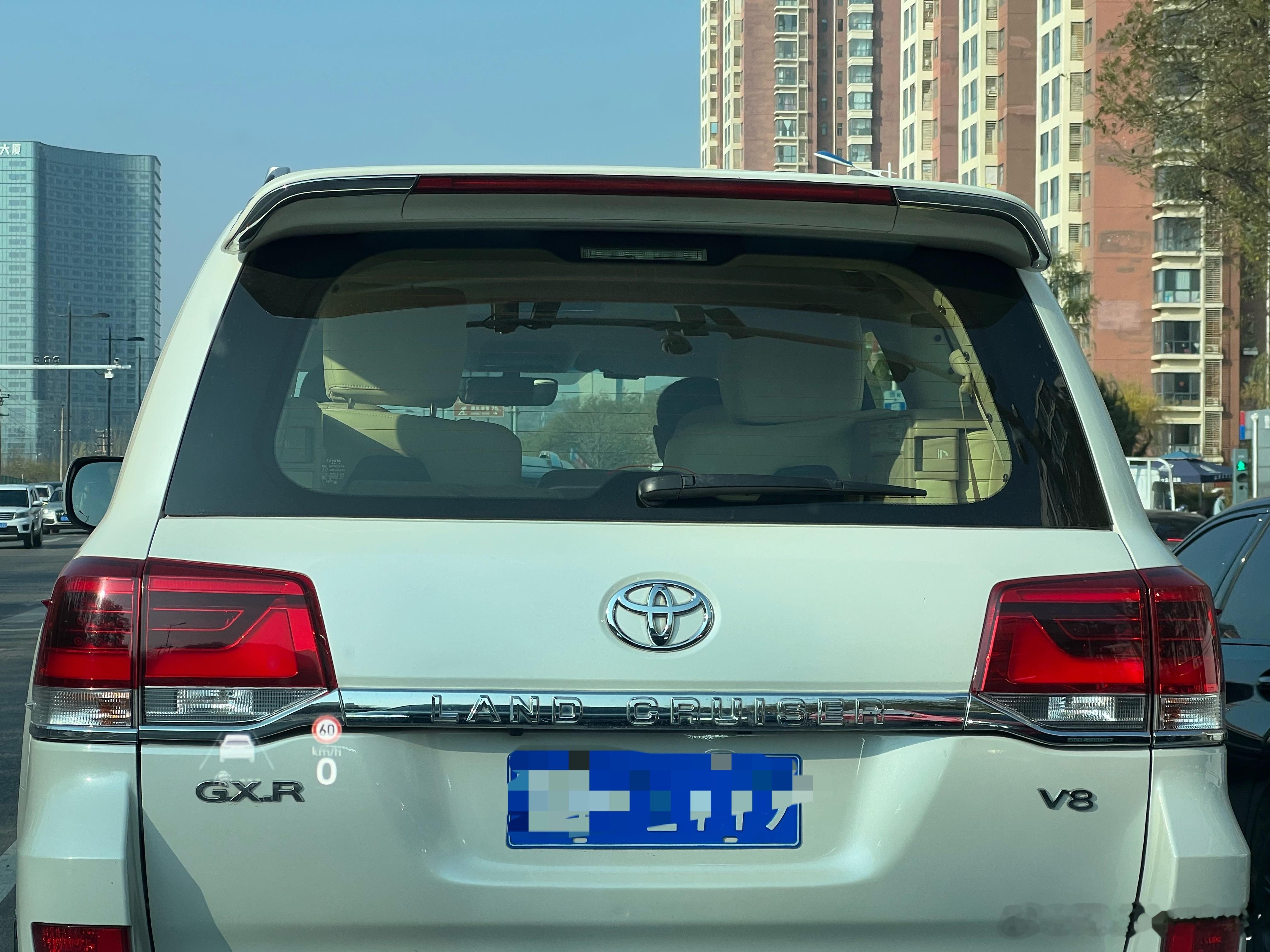 想不懂大哥们，为啥一个陆巡，二排要改这种mpv的座椅，空间又不大，头枕都快顶到天