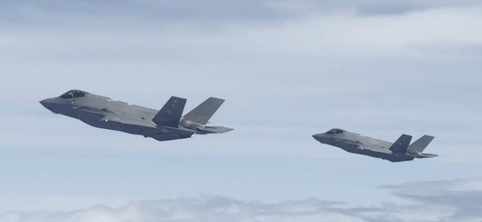 “西太平洋激烈对峙！中俄战略轰炸机遭美军F-35A骚扰，歼-16和苏-35护航！