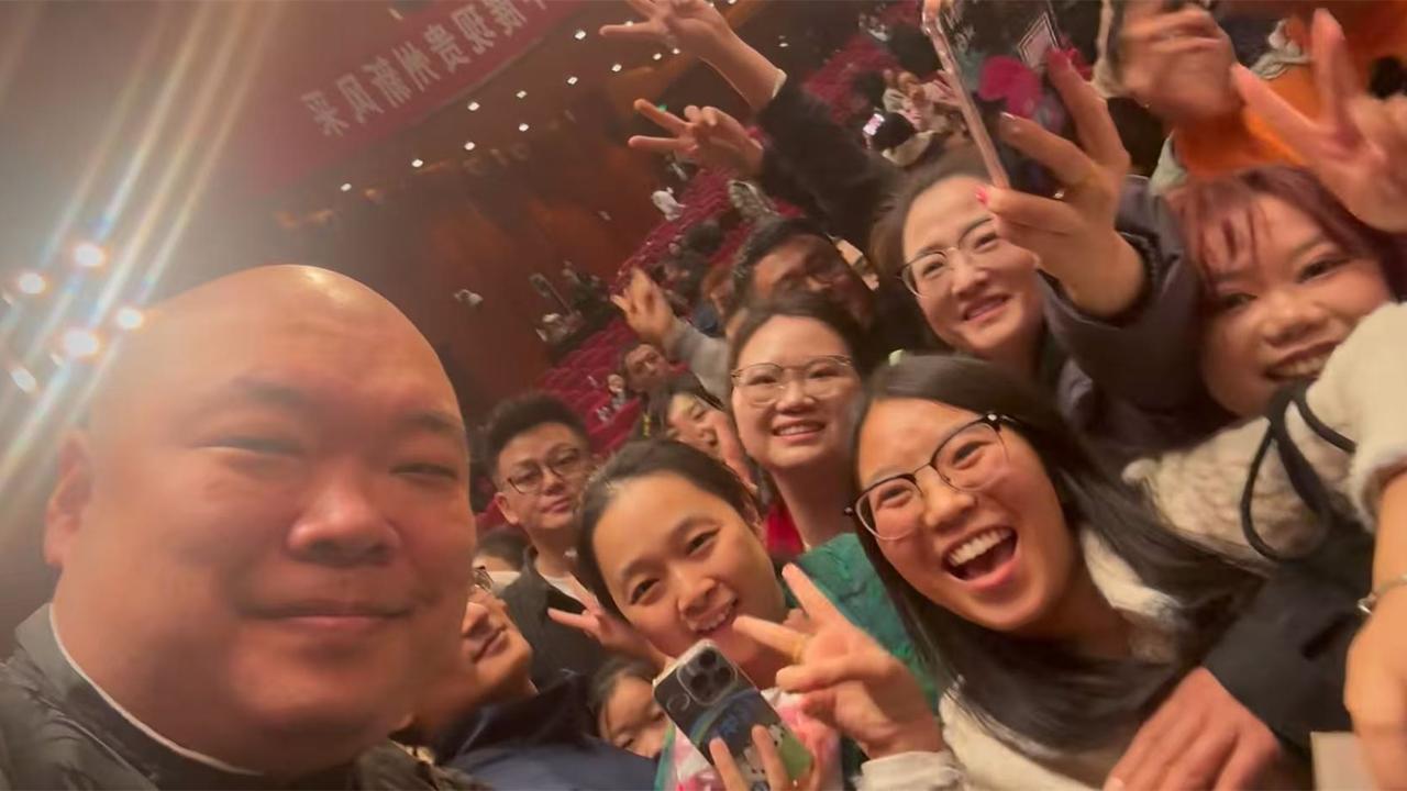 郎鹤炎虽然是捧哏，但受欢迎程度，不低于逗哏演员。在贵阳专场，返场时，观众呼喊郎鹤