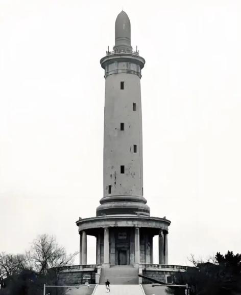 太蹊跷了！大连旅顺，一座老塔刚传出要拆，日本立马跳脚，开口就讨“废料”，结果地基