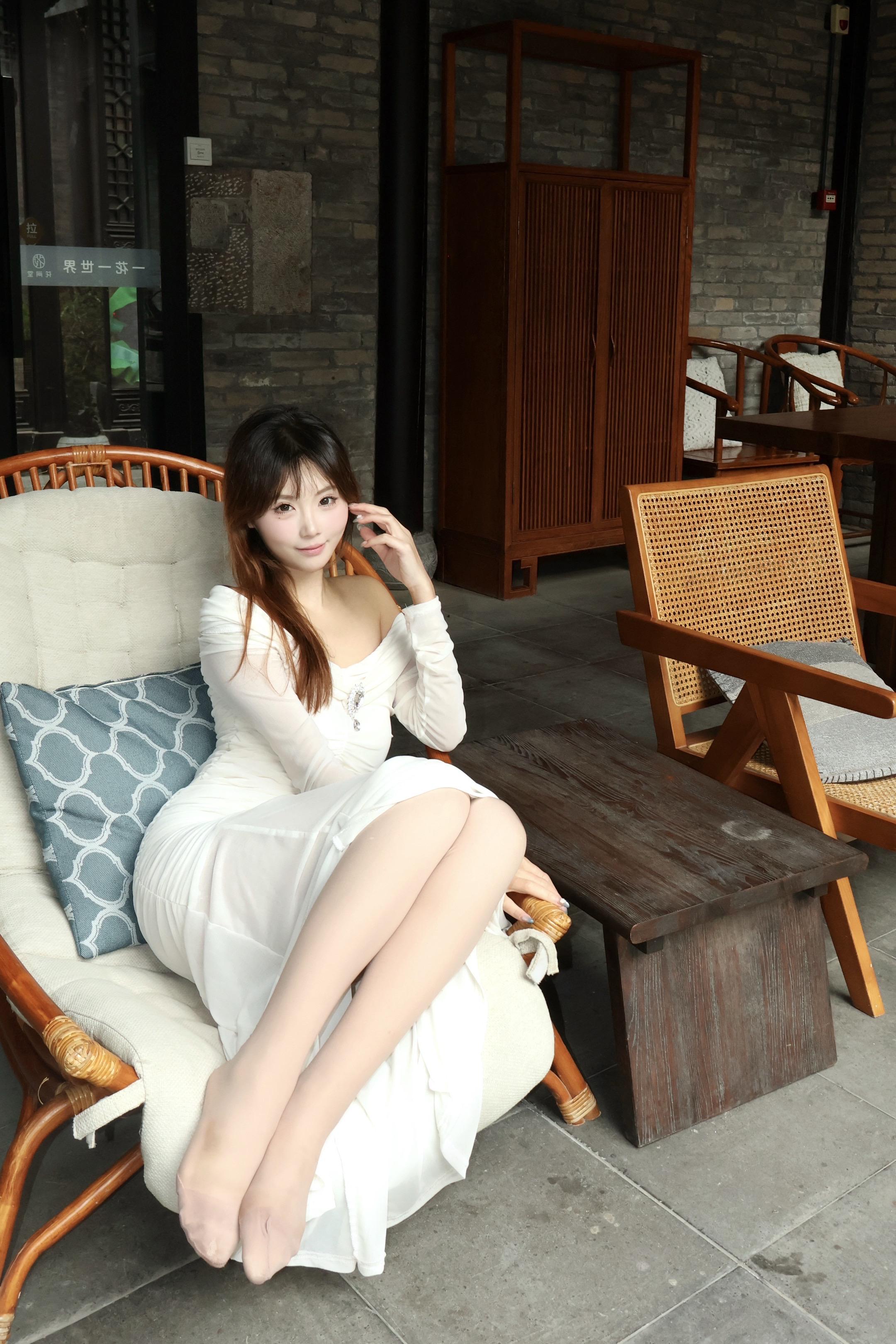 窝在房间里看四合院落雨绵绵。