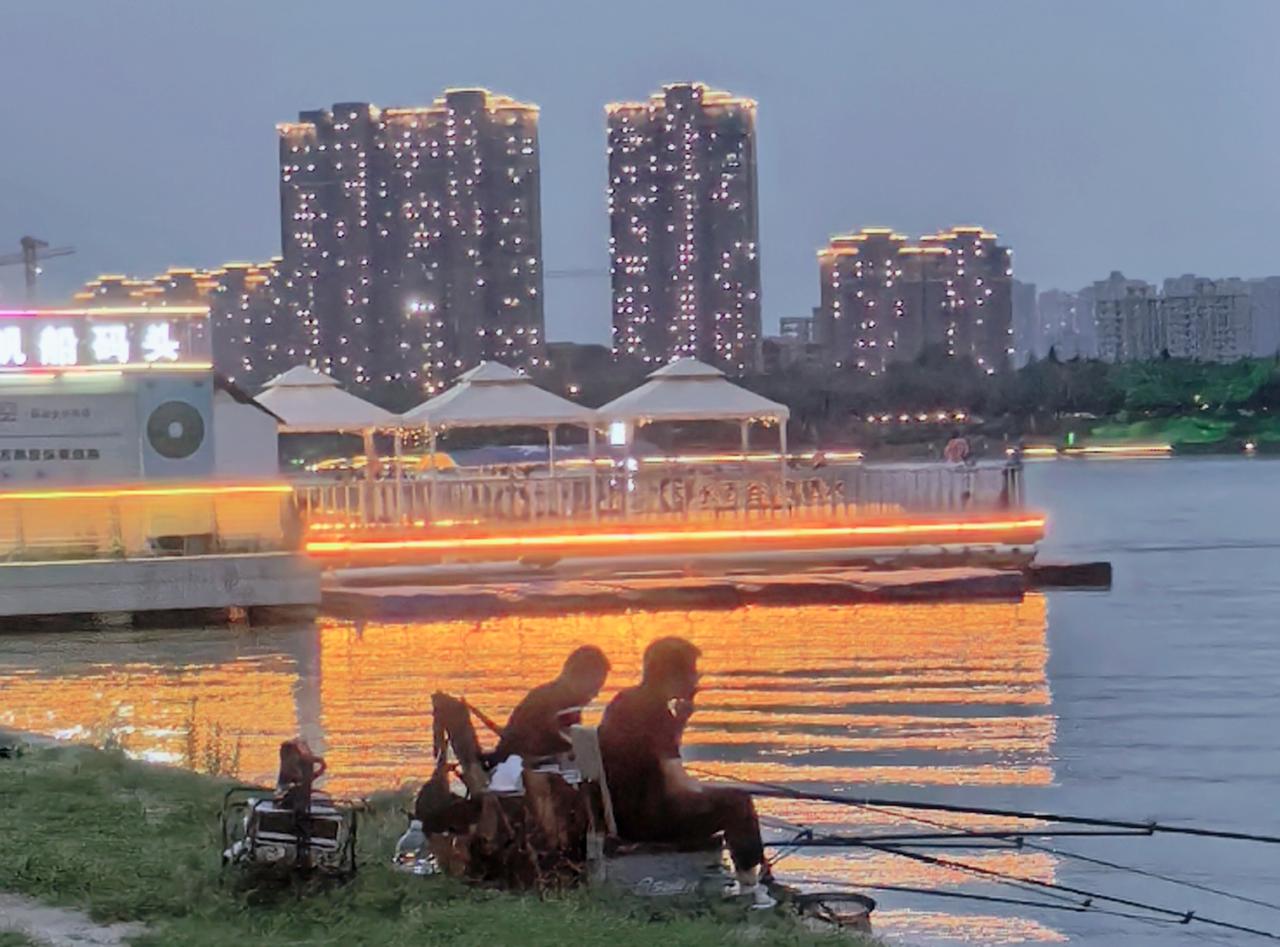 白天，两位大哥忙忙碌碌为了生活，徬晚，来到河边，装扮“姜太公”。路过的市民，悄悄