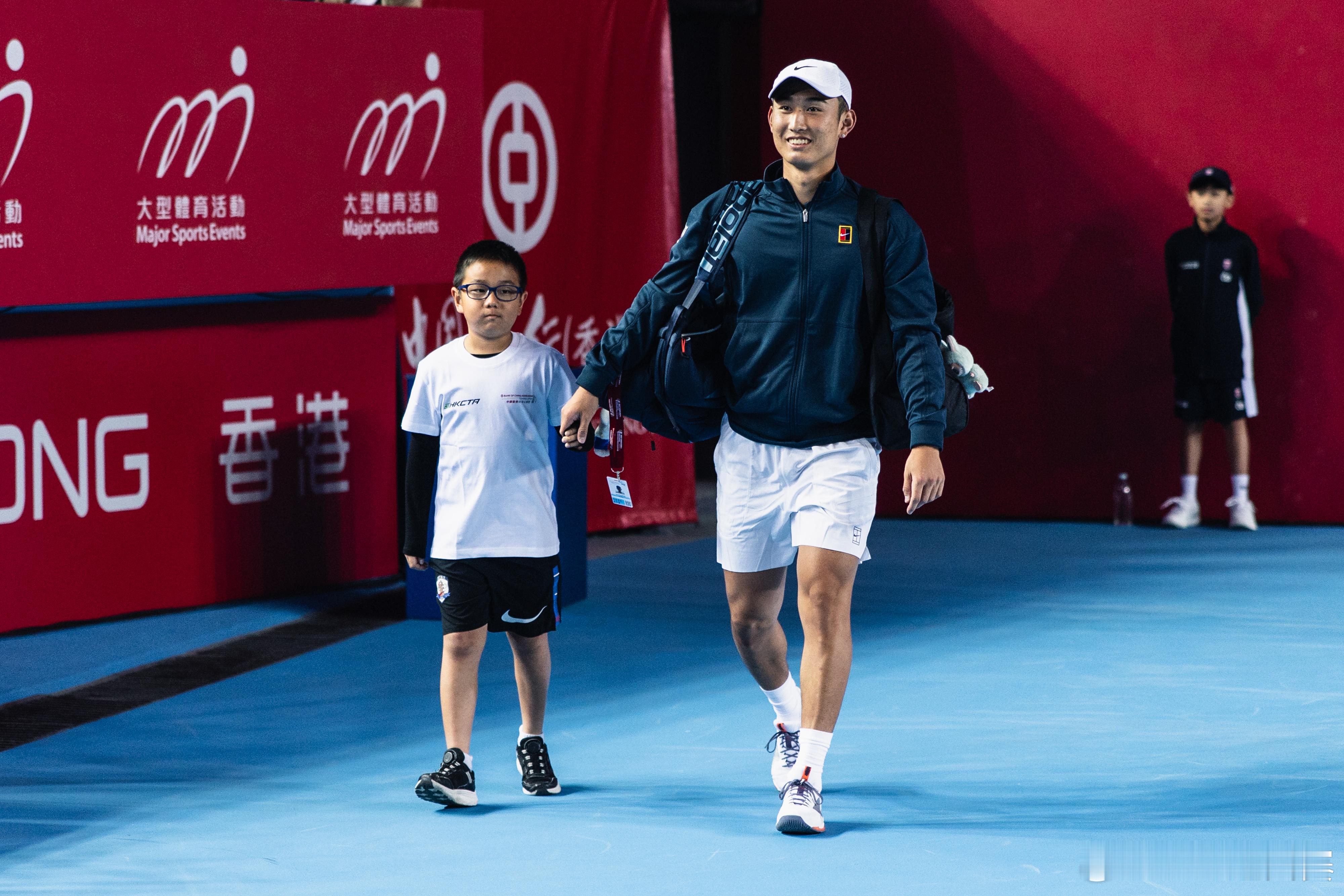 ATP250 中银香港网球公开赛首轮，商竣程以6-4赢下首盘，大比分1-0领先科