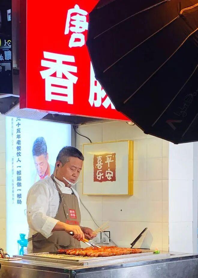 青岛最近又有一位普通人狠狠戳中了网友的心，曾经在本地餐饮圈风光无限的风云人物唐健