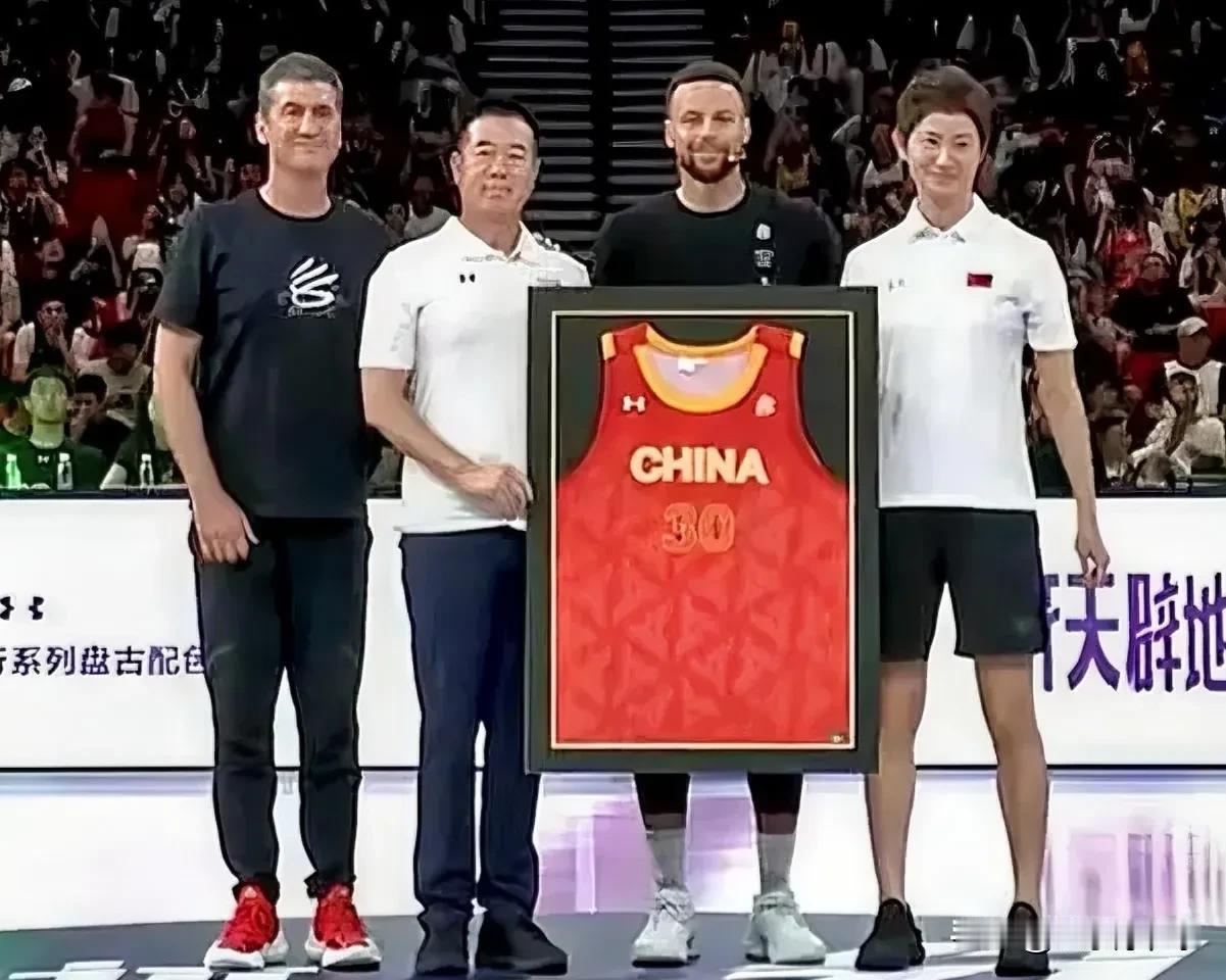 笑掉大牙！库里获得了中国三人篮球队30号球衣！

这场表演终究还是逃不过资本，库