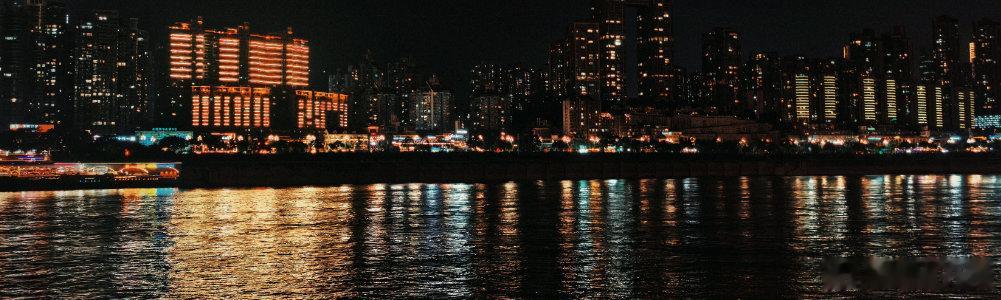 他其实可以拍另一边江景或者打码，但贺峻霖就这样偷偷把樱子娘拍进去放出来 
