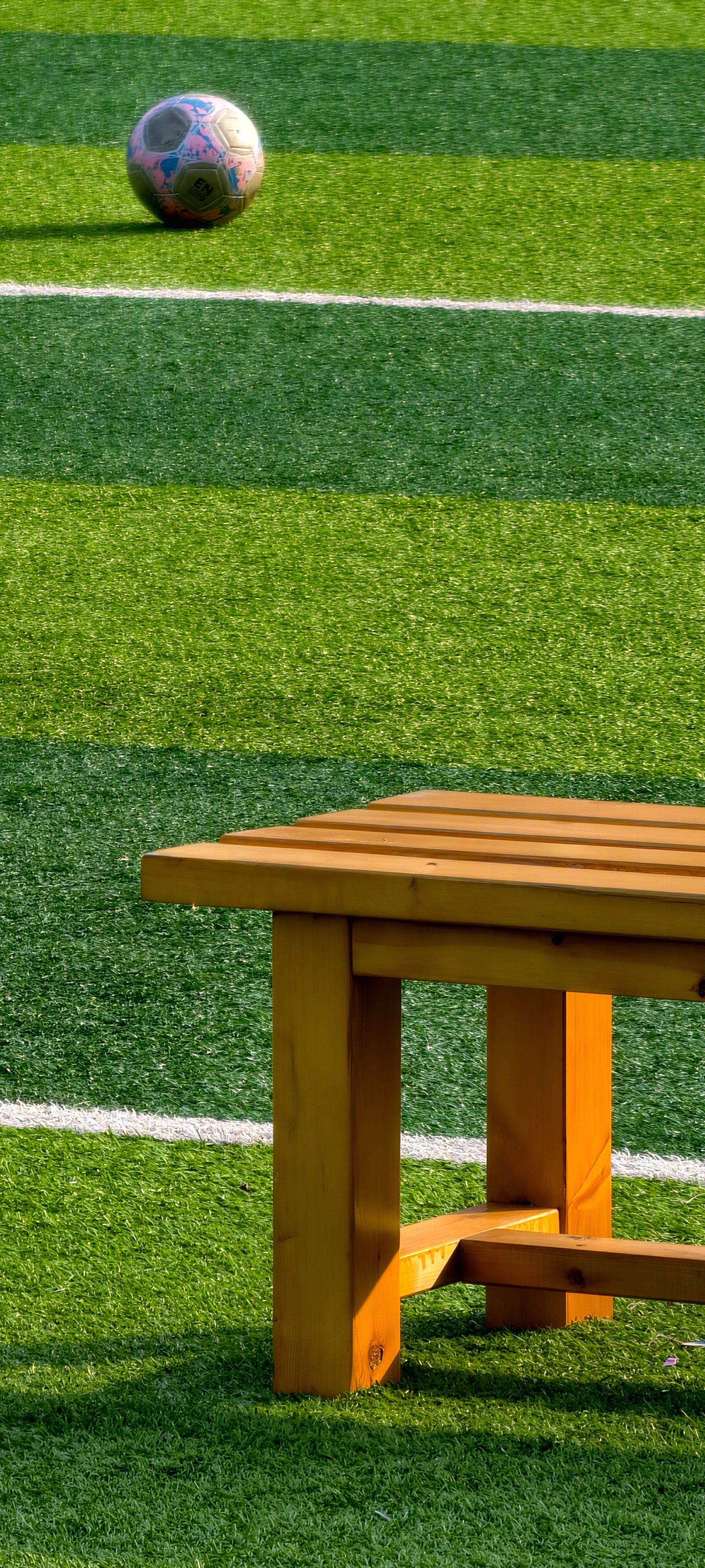 【心在旅行】风过草坪静一球落春光………………………… 