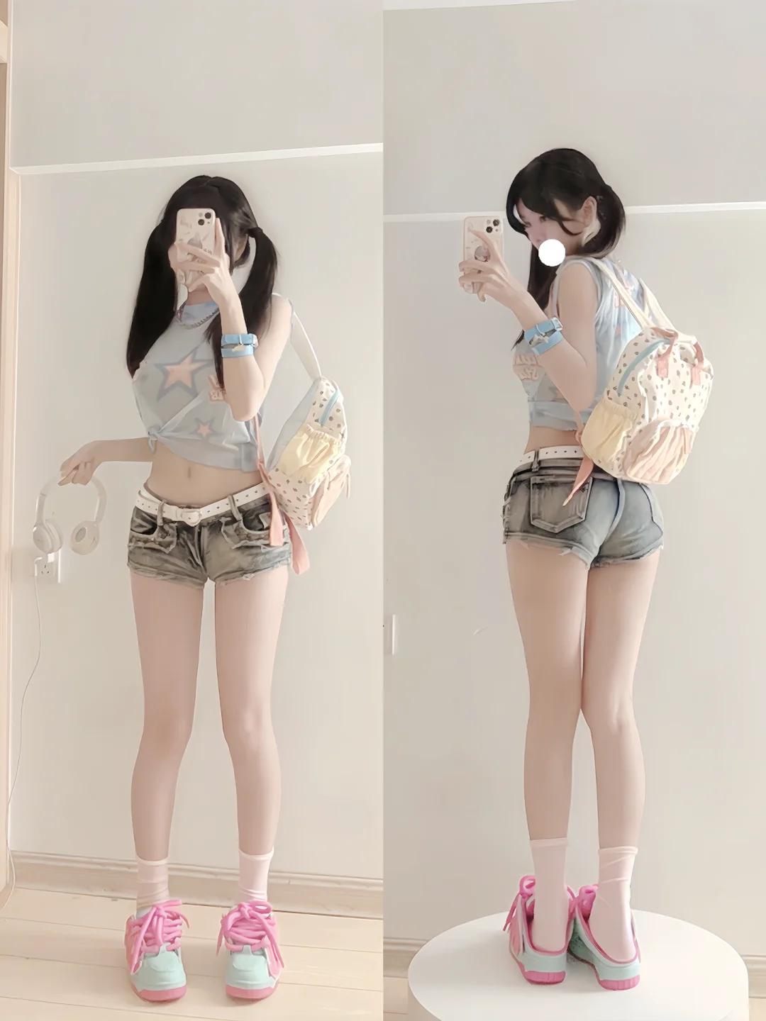 #夏日生活打卡季#🌈👕 浅蓝诱惑，印花露脐T恤遇上超短牛仔短裤，夏日辣妹风来