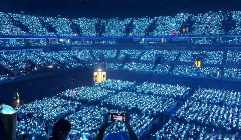 梓渝演唱会，也是给内娱了一点小小的震撼。 