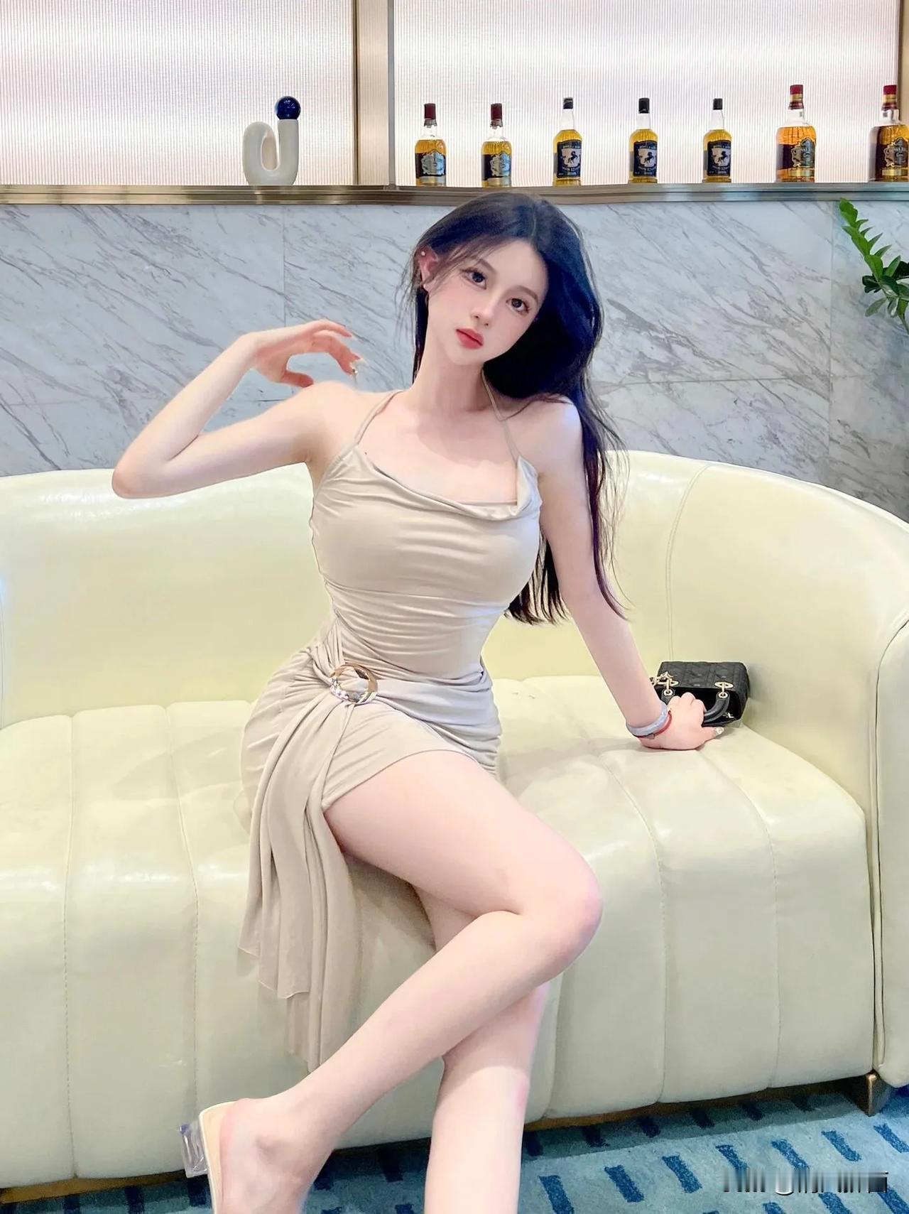 美人娇态，妩媚动人。#性感美女美如画# #养眼极品小姐姐# #性感迷人美图# #