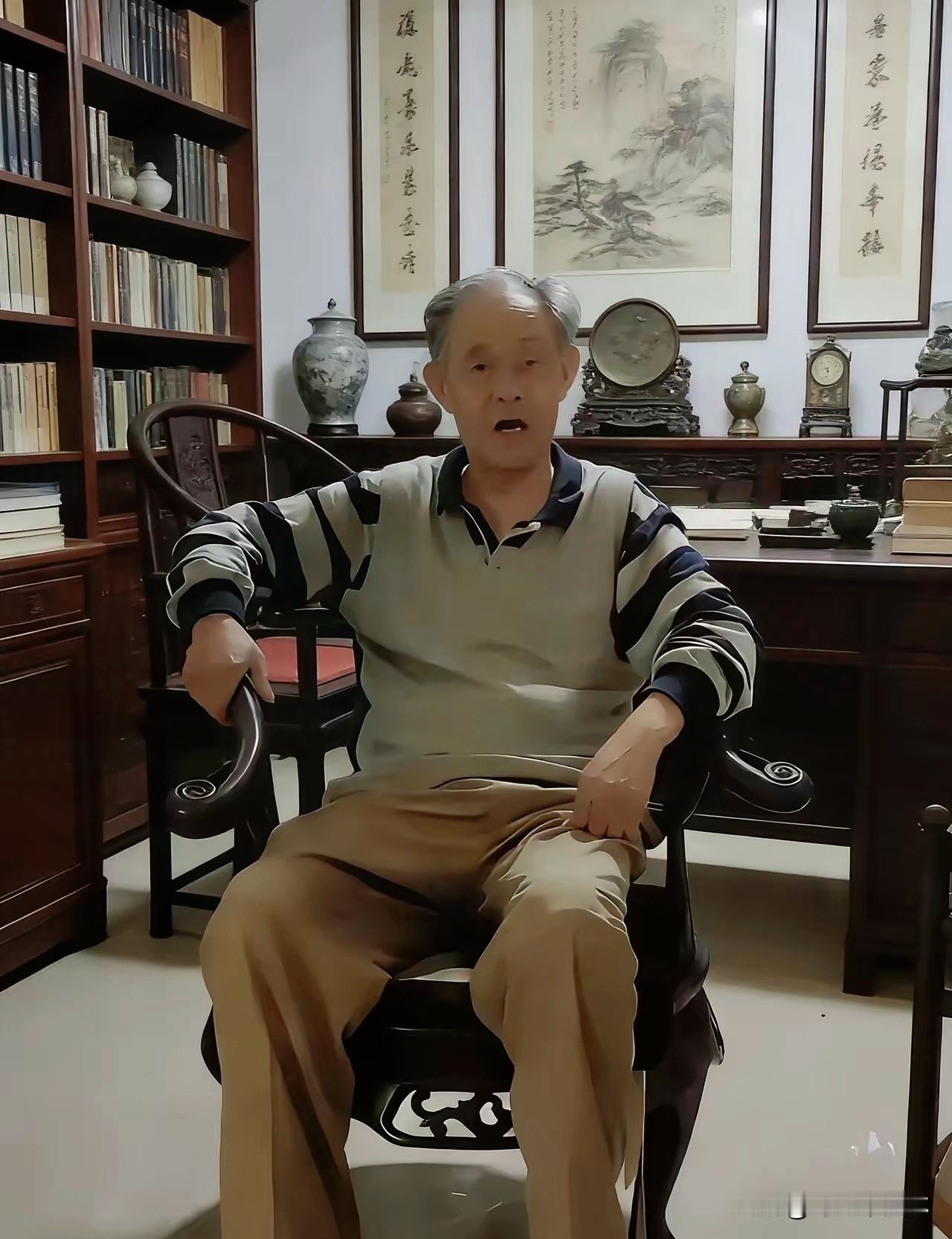 一张居家照，把南京博物院的老院长徐湖平推到了风口浪尖。

81岁的老爷子，坐的是