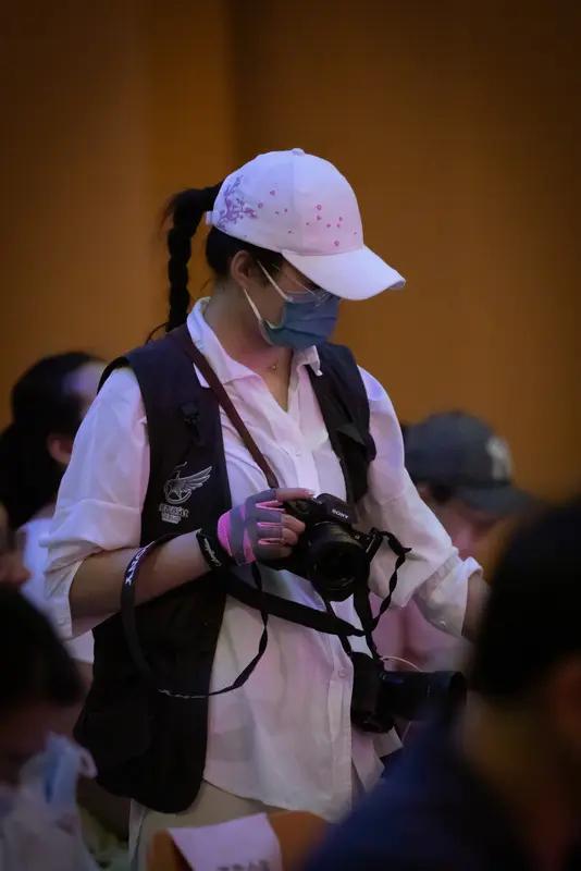 清明假期，杭州西湖首日客流量达54.89万人次，陪拍师也跟着火了。浙传大四学生小