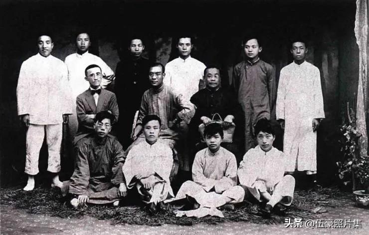 1925年春，重庆团地委部分负责人合影。第二排左起:杨闇公、萧楚女。罗世文(后排