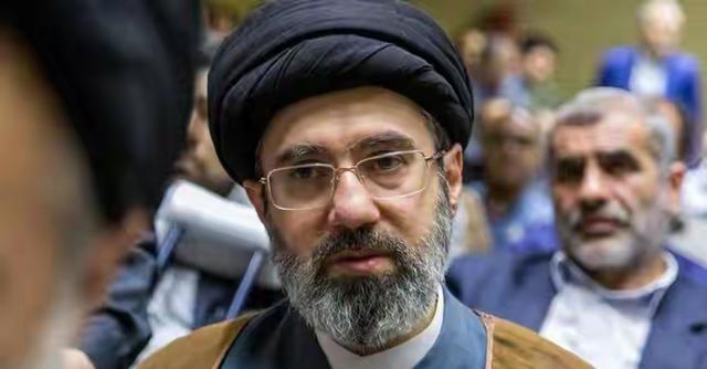 就在特朗普下达48小时红线通牒、全球紧盯波斯湾航母对峙时。伊朗突然调转了枪口，不