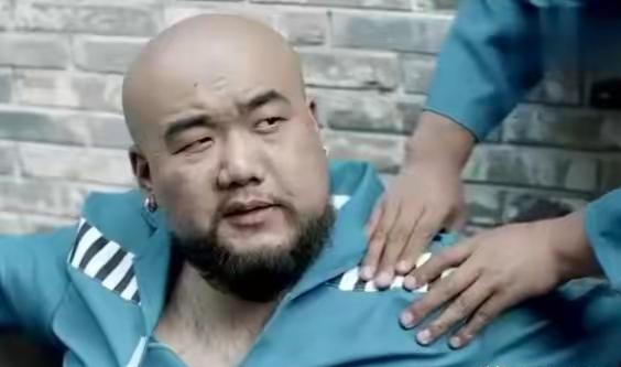 2009年，山西一退役武警被刑拘，进入监室的第一天就碰到狱霸，连扇退役武警5个耳