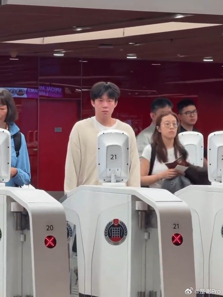 王楚钦过不了安检瞬间红温 果然上早八的人都一样，这给哥红温的 