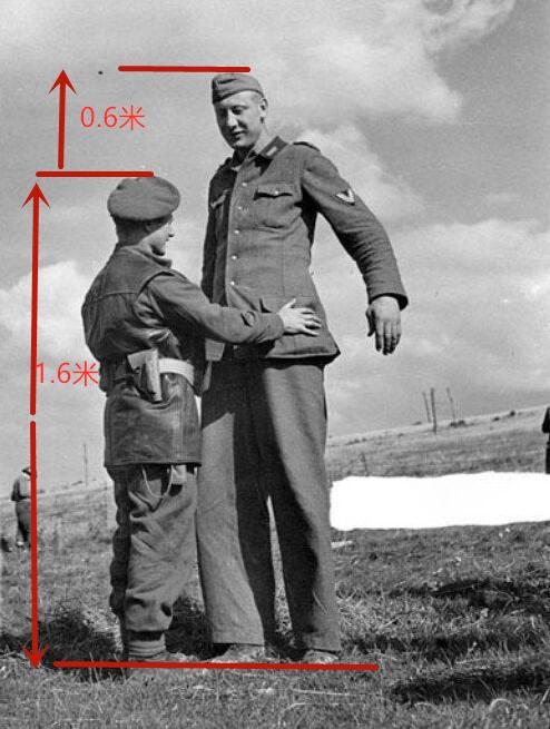 1944 年9月26日，法国西海岸，被俘虏的德军炮兵身高2米2，盟军才1.6米，