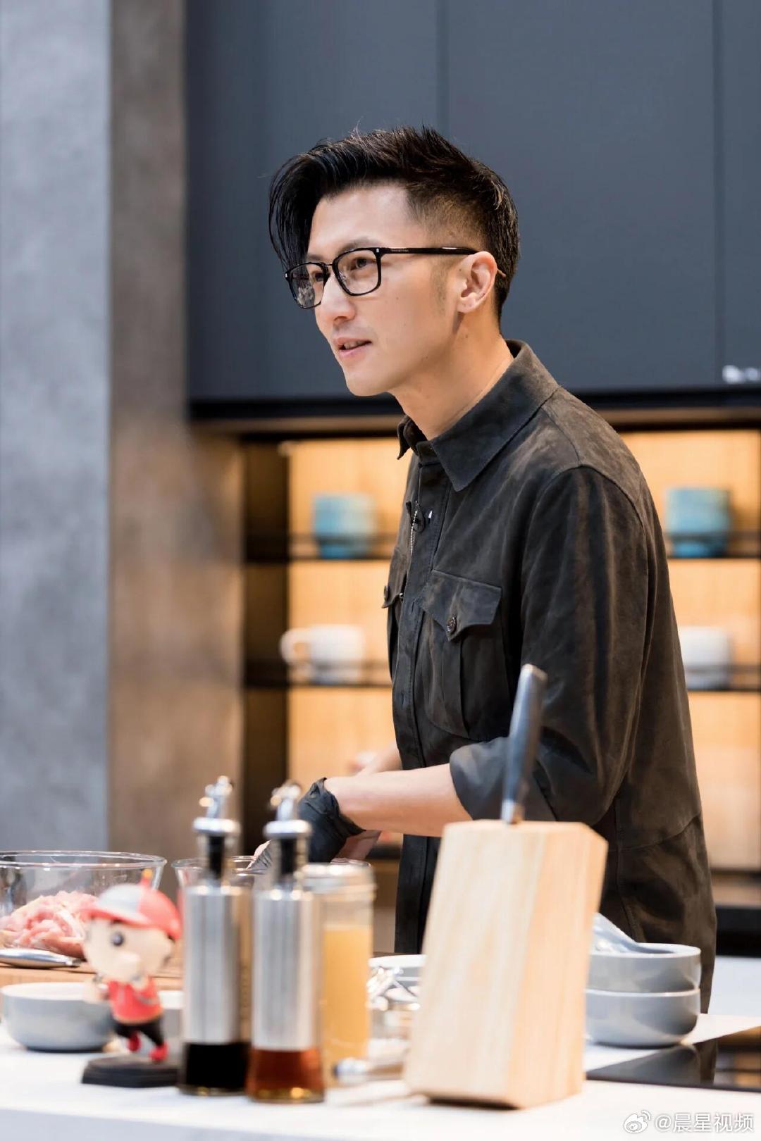 谢霆锋吃饭和音乐都要兼顾 美食与音乐，构成了谢霆锋很重要的两面。录制节目做评审，