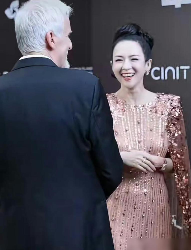 章子怡怎么又来这一套啊

《阿凡达3》首映礼上

我看了下现场，她在活动上对邓超