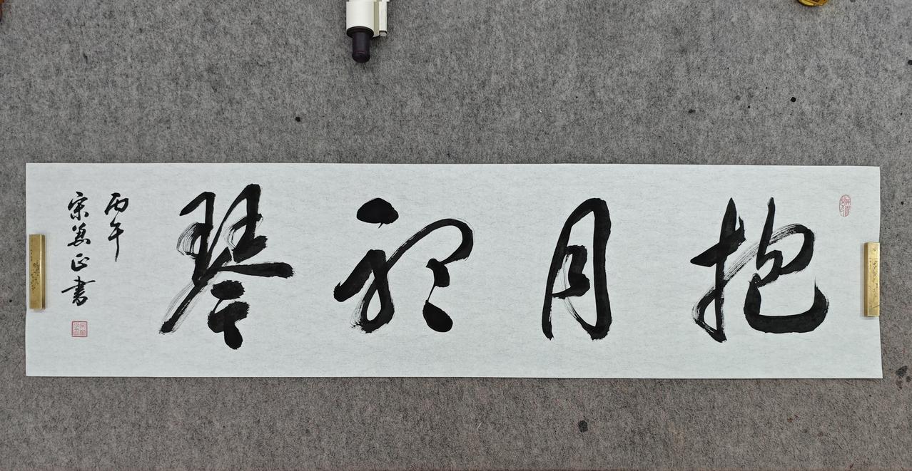 抱月听琴
这四个字，并非出自哪首具体的古典诗词，却比许多诗句更让人心驰神往。
它