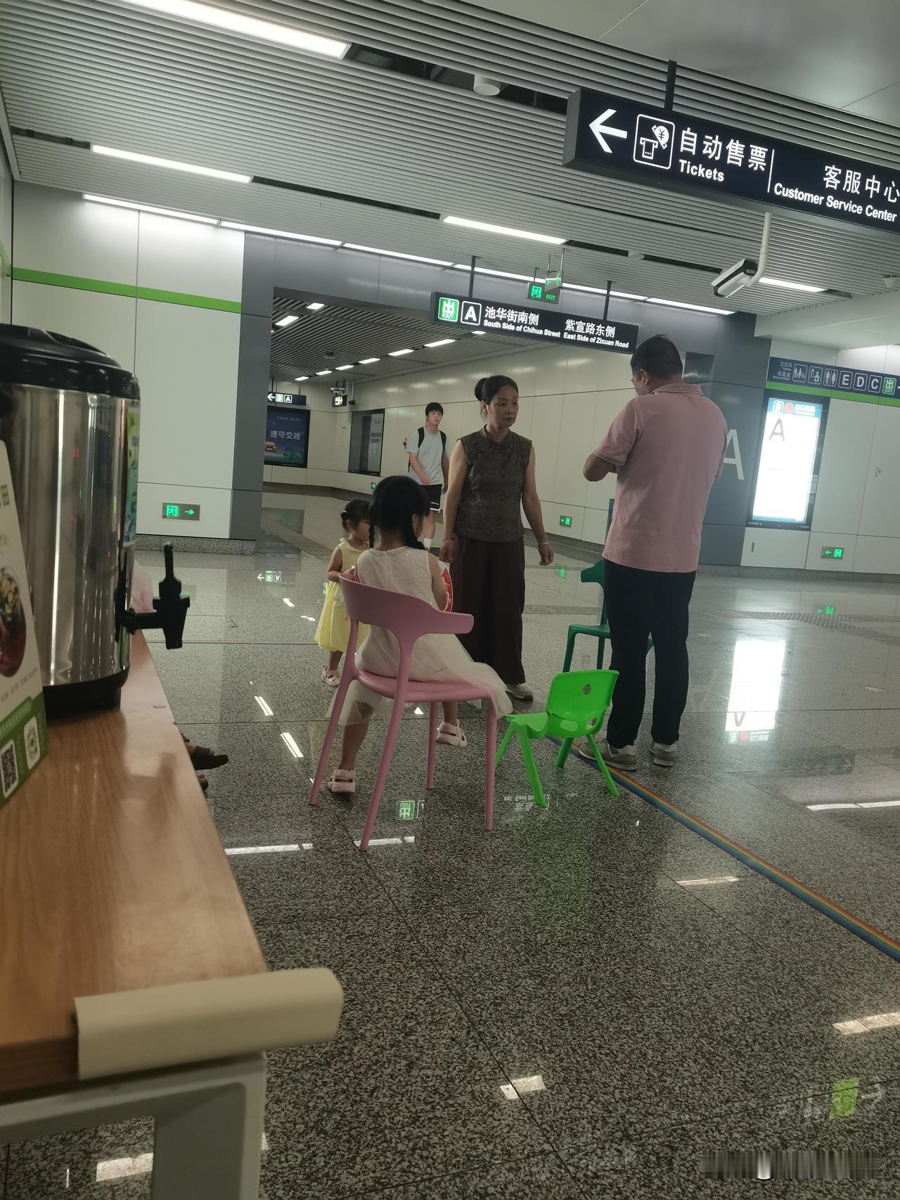 杭州地铁设置纳凉区，好
最近杭州因为台风及外围云系影响，大雨套下雨，偶尔出个太阳