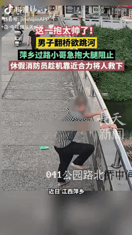 江西萍乡，一男子赤脚站在桥栏杆平台上，双眼望向河水。
他没有过多考虑，跨上栏杆就