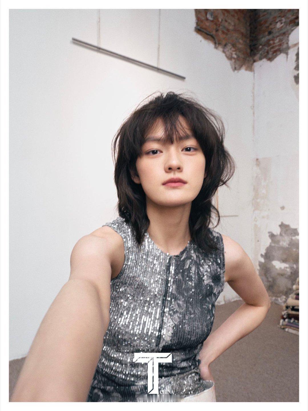 文淇T锦绣七月刊封面文淇的巡礼之年漫步自我巡礼之年，文淇演绎多组风格造型，在温柔