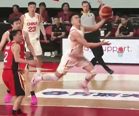 赵继伟反击一条龙 强突左手上篮2+1！曾经的MVP赵继伟回来了！赵继伟弹无虚发