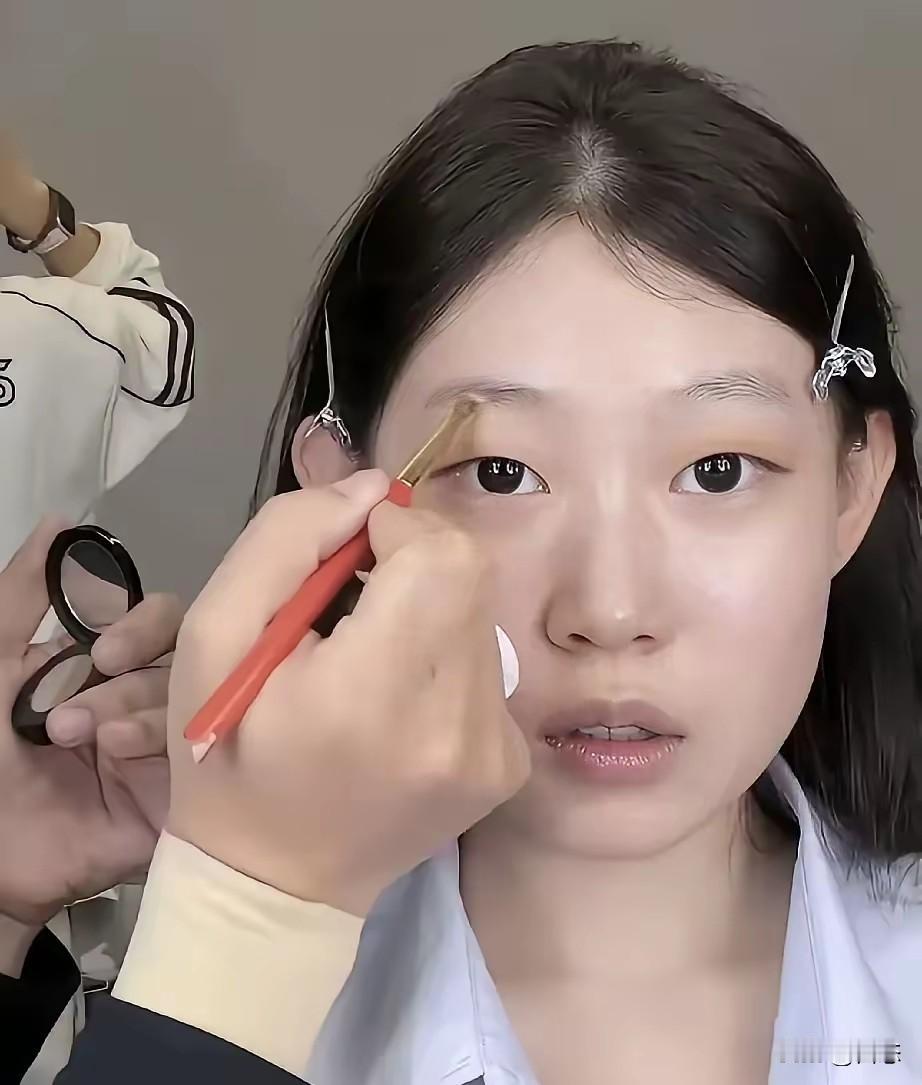 小沈阳的女儿沈佳润，化妆和不化妆对比，可以说是反差非常大啊！素颜给人一种没有精神