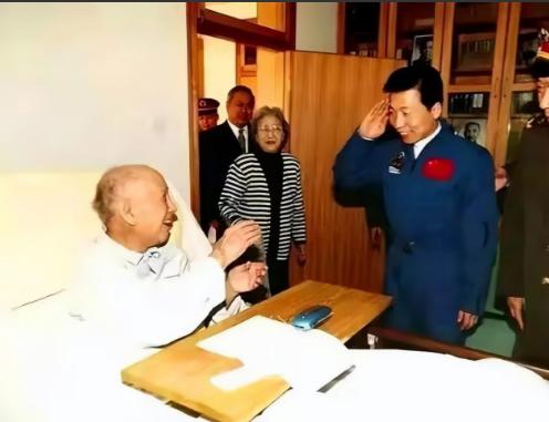 2008年冬，钱学森正在读报纸。突然，他对前来探望自己的儿子钱永刚说：“我想在这